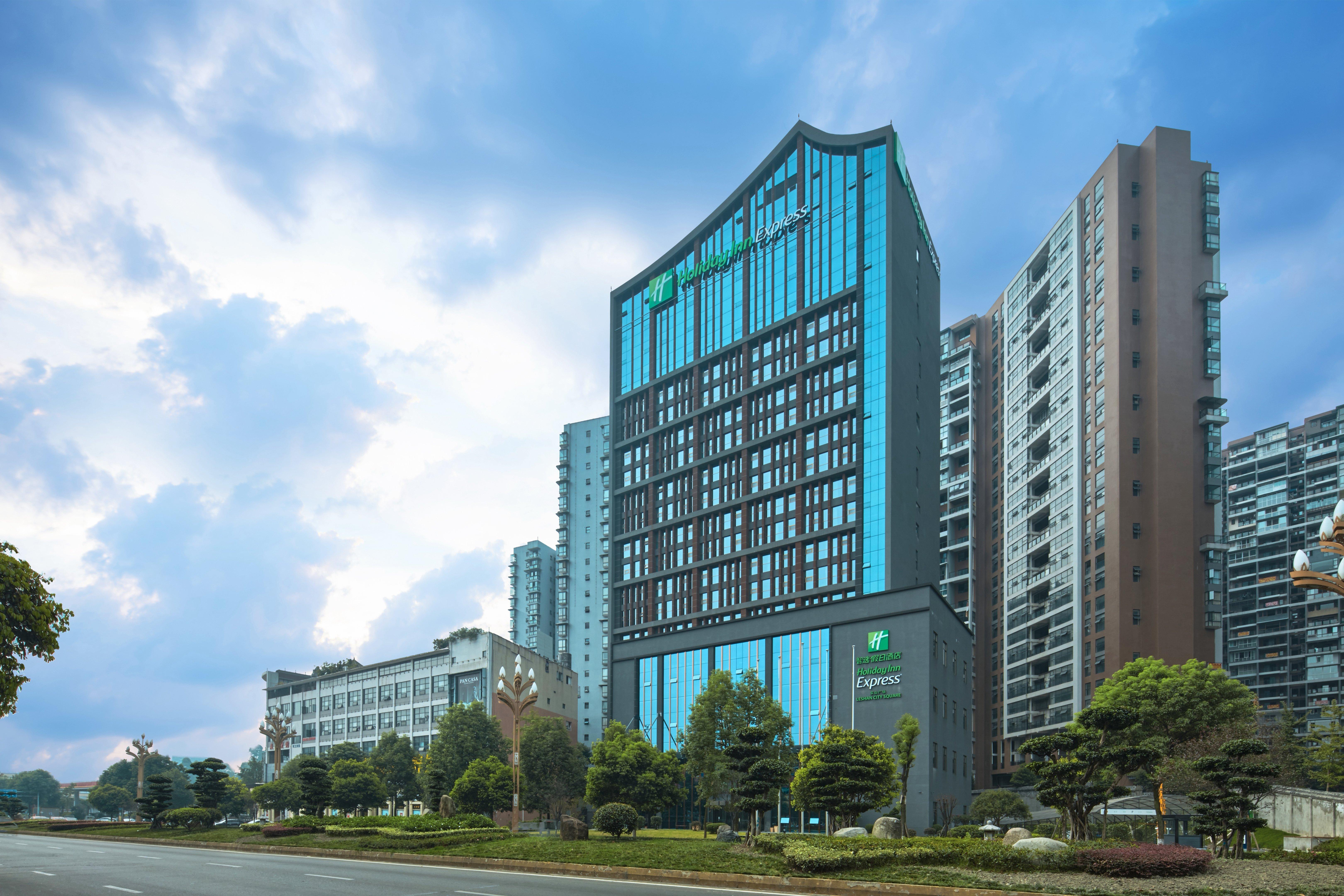 Holiday Inn Express Leshan City Square By Ihg High Speed Rail And Leshan Giant Buddha Exterior foto